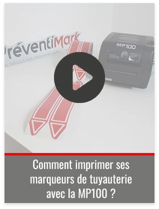 Carte où l’on voit une image en transparence de la MP100 avec un rouleau de marqueurs de tuyauterie rouge côté avec en dessous de 
            l’image le titre, Comment imprimer ses marqueurs de tuyauterie avec la MP100 ? On voit également l’icône lecture de vidéo placée au milieu de l’image. 