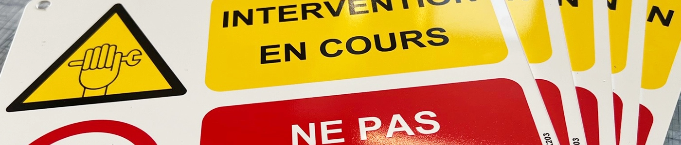 Bannière où l’on voit une photo de petits panneaux rigides de signalisation jaune avec l’inscription « intervention en cours » et rouge où l’on voit le début d’inscription « ne pas … » le reste de la phrase étant coupé par les bords de la photo