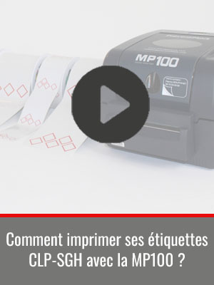 Carte où l’on voit une 
            image en transparence de la MP100 des rouleaux préimprimés d’étiquettes CLP - SGH à côté avec en dessous de l’image le titre, Comment imprimer 
            ses étiquettes CLP- SGH avec la MP100 ? On voit également l’icône lecture de vidéo placée au milieu de l’image. 