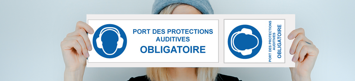 Bannière avec photo d’une femme tenant devant sa tête une étiquette obligation avec pictogramme et texte à droite où est inscrit, port des protections auditives obligatoires.