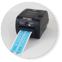 Photo ronde de l’imprimante signalétique de PREVENTIMARK MP100 
                sur fond blanc en train d’imprimer des marqueurs de tuyauterie bleus (eau). 