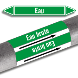 Image sur fond blanc d’un marqueur de tuyauterie vert avec le texte, 
                    eau, prédécoupé et ces mêmes marqueurs en continus en dessous disposés enroulés autour d’un tuyau.