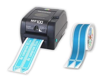 Photo de l’imprimante signalétique MP100 sur fond blanc imprimant un marqueur de tuyauterie bleu et à côté le consommable préimprimé adéquate.