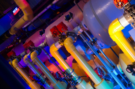 Photo colorée d’un amas de tuyaux en entreprise industrielle