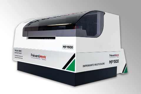 Image de l’imprimante signalétique multicolore MP1500 de PREVENTIMARK légèrement tourné sur le côté sur un fond dégradé blanc et gris