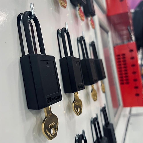 cadenas masterlock sur panneau de consignation loto preventimark