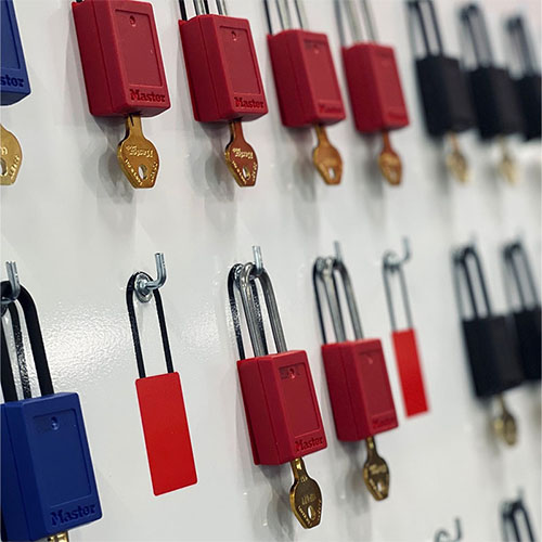 cadenas masterlock sur panneau de consignation loto preventimark