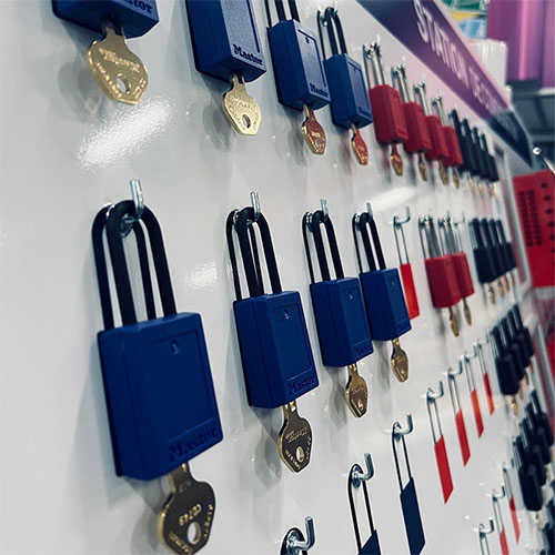 cadenas masterlock sur panneau de consignation loto preventimark